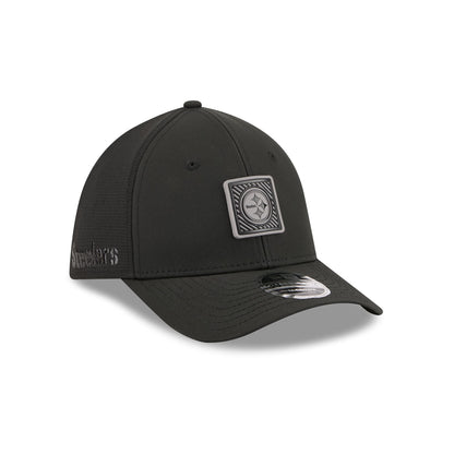 Pittsburgh Steelers 2026 Training Black 39THIRTY M-Crown Stretch-Fit Hat